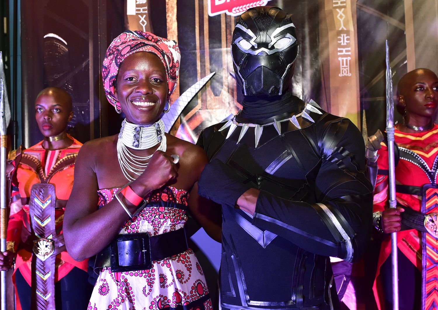 &nbsp;La sorella maggiore dell'attrice premio Oscar Lupita Nyong'o posa con il personaggio di Black Panther durante la prima del film a Nairobi&nbsp;