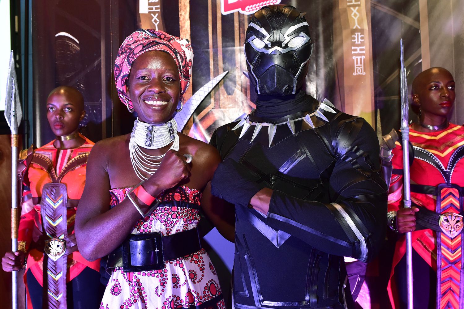 &nbsp;La sorella maggiore dell'attrice premio Oscar Lupita Nyong'o posa con il personaggio di Black Panther durante la prima del film a Nairobi&nbsp;