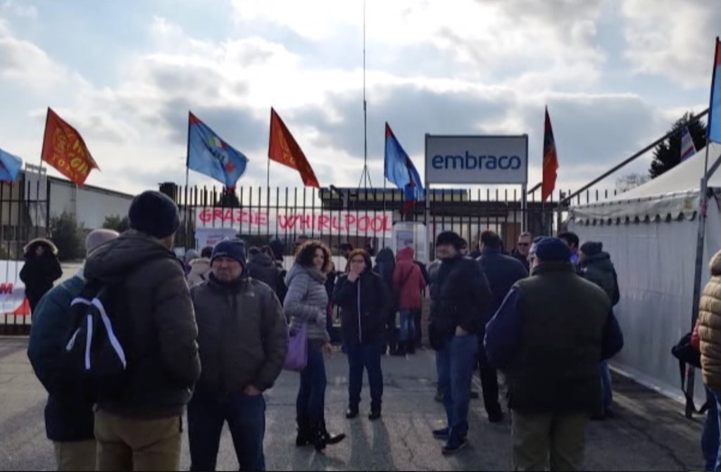 La protesta degli operai di fronte allo stabilimento Embraco&nbsp;
