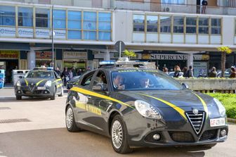 Guardia Finanza Latina - uniformi corpo vendute sul web
