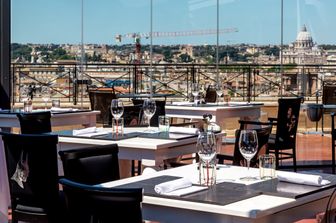 La vista di Roma dalla terrazza del ristorante 'Giuda Ballerino' al Sina Bernini Bristol