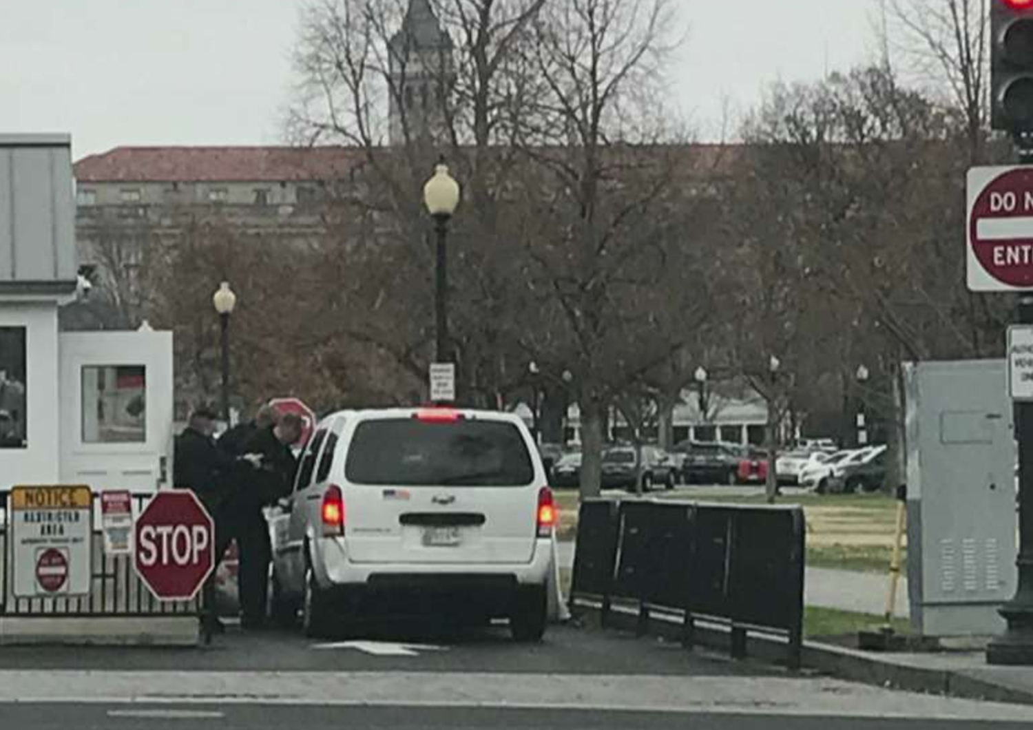 Usa: auto contro barriera sicurezza Casa Bianca, una donna alla guida