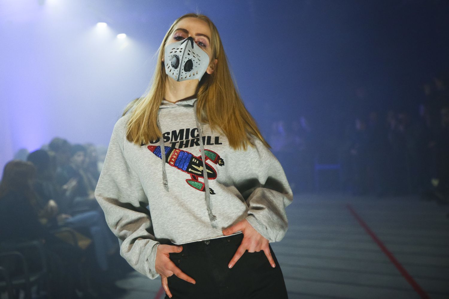 &nbsp;Una liceale polacca sfila per la manifestazione organizzata per denunciare l'inquinamento dell'aria