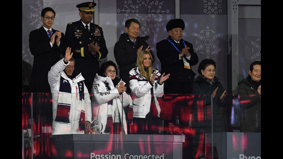 Il presidente della Corea del Sud Moon Jae-in, la first lady Kim Jung-sook, la figlia del presidente degli Stati Uniti e l'anziana consigliera della Casa Bianca Ivanka Trump e il vice premier cinese Liu Yandong alla cerimonia di chiusura delle Olimpiadi Invernali di Pyeongchang 2018&nbsp;