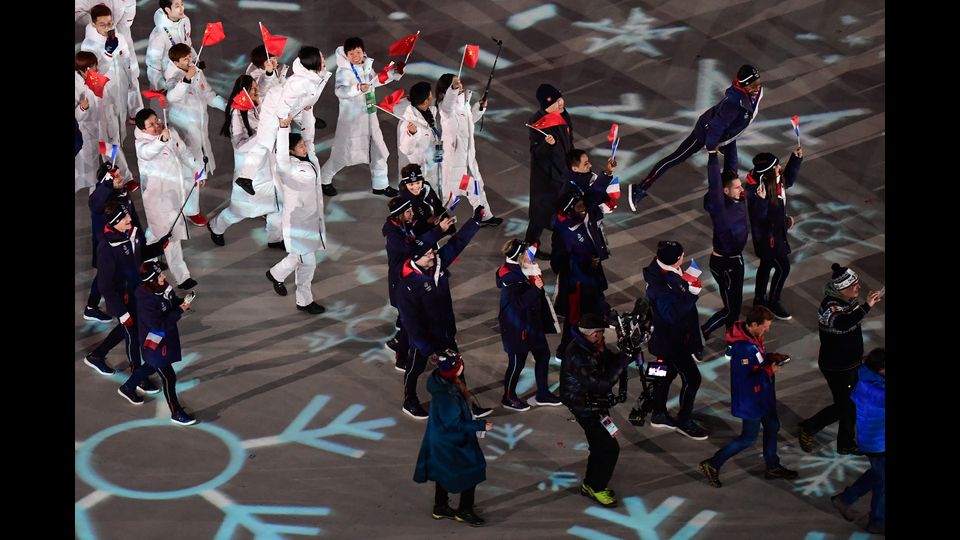 Gli atleti francesi e cinesi alla cerimonia di chiusura delle Olimpiadi invernali di PyeongChang 2018  &nbsp;