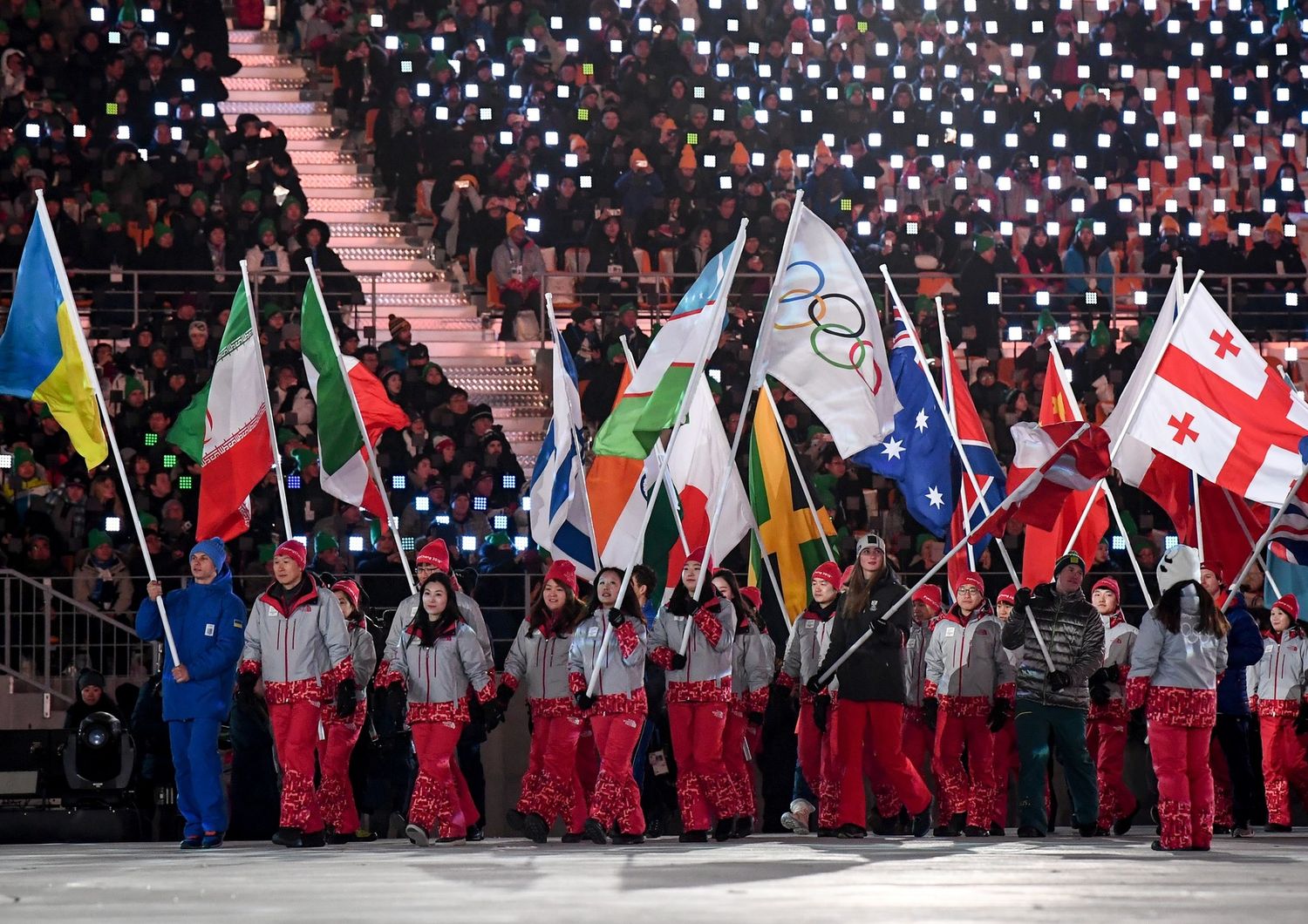 I portabandiera guidano le delegazioni durante la cerimonia di chiusura delle Olimpiadi invernali PyeongChang 2018