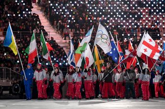 I portabandiera guidano le delegazioni durante la cerimonia di chiusura delle Olimpiadi invernali PyeongChang 2018
