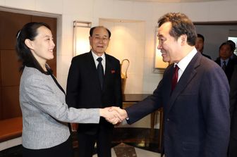 &nbsp;Kim Yo-jong, sorella del dittatore Kim-Jong-un, con il primo ministro della Corea del Sud,&nbsp;Lee Nak-yon