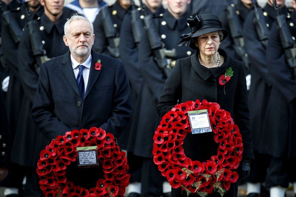 &nbsp;Corbyn e May durante il 'Remembrance Day'