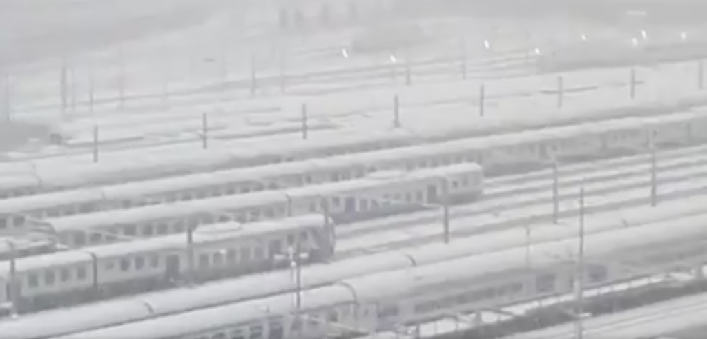 neve nella stazione ferroviaria di Napoli