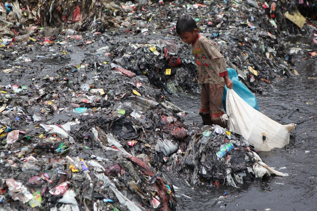 &nbsp;Un bambino indonesiano raccoglie rifiuti sulla spiaggia