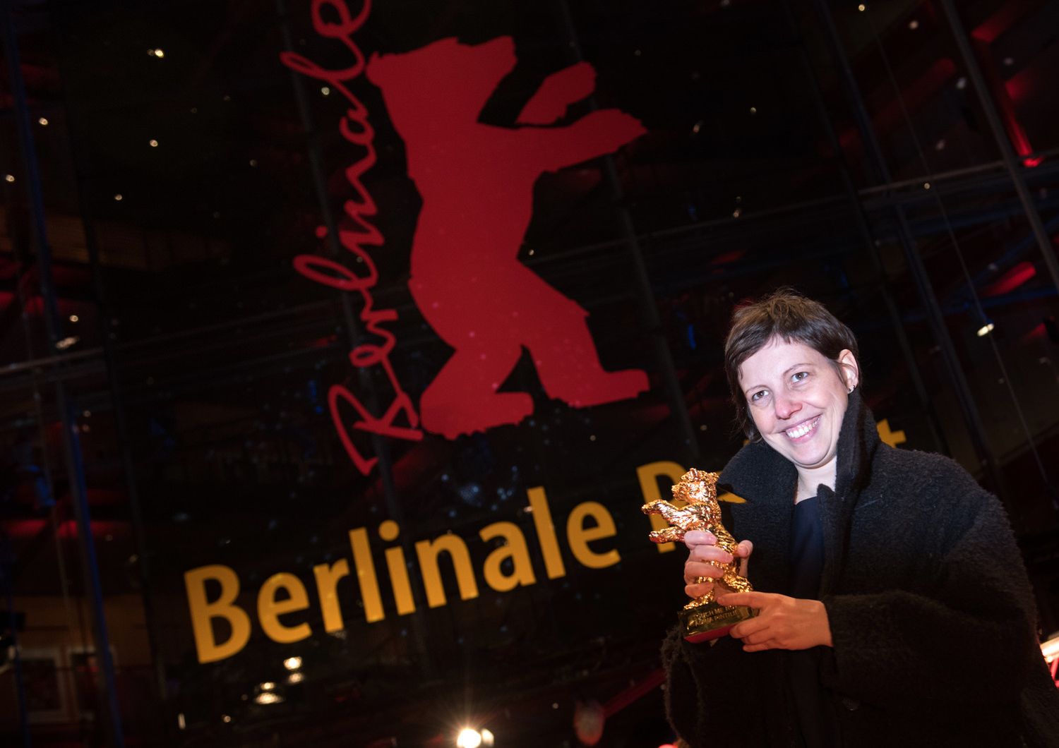 La regista Adina Pintilie vincitrice dell'Orso d'oro a Berlino per &quot;Touch Me Not&quot;.