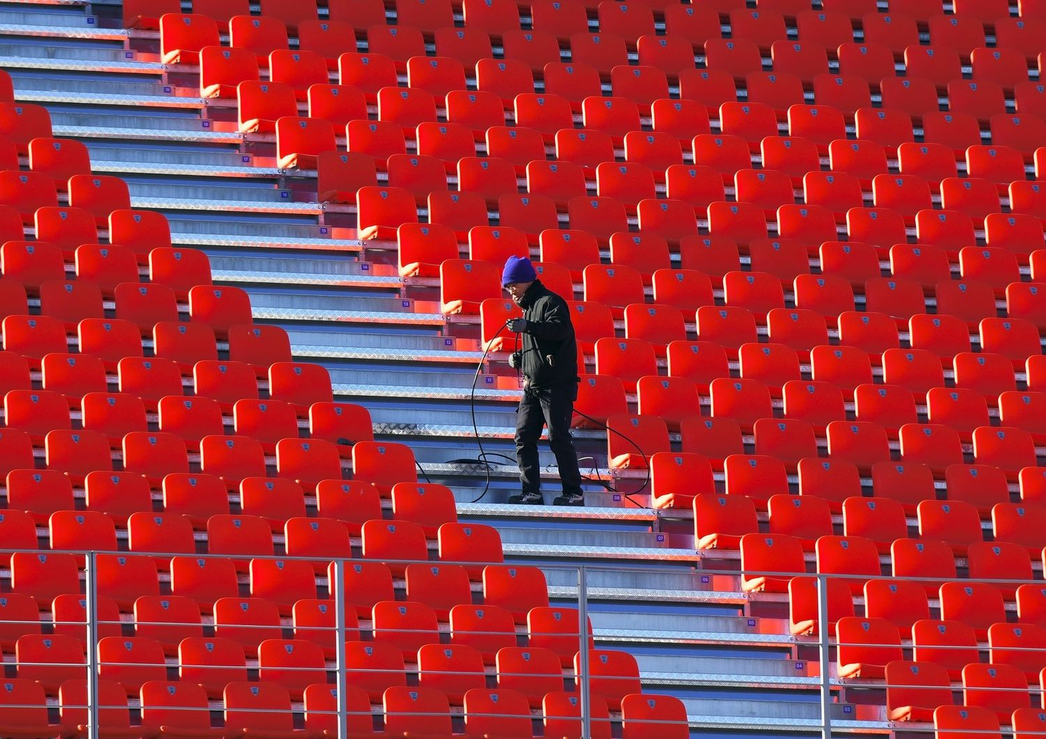 &nbsp;Un operaio al lavoro nello stadio olimpico di Pyeongchang