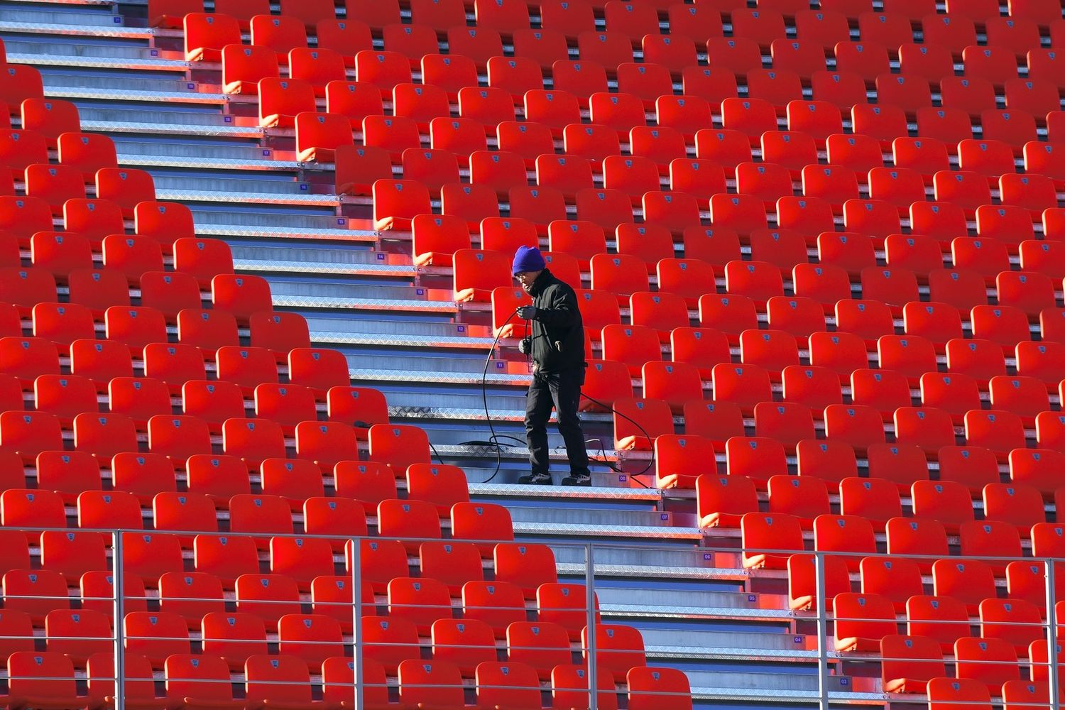 &nbsp;Un operaio al lavoro nello stadio olimpico di Pyeongchang