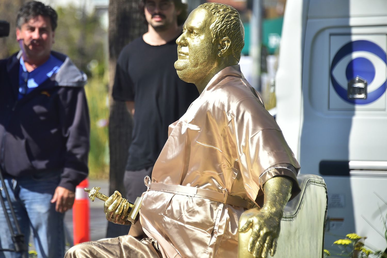 &nbsp;&quot;Il divano del casting&quot; &egrave; la statua dell'artista Plastic Jesus dedicata ad Harvey Weinstein e collocata a Hollywood&nbsp;