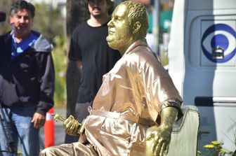 &nbsp;&quot;Il divano del casting&quot; &egrave; la statua dell'artista Plastic Jesus dedicata ad Harvey Weinstein e collocata a Hollywood&nbsp;