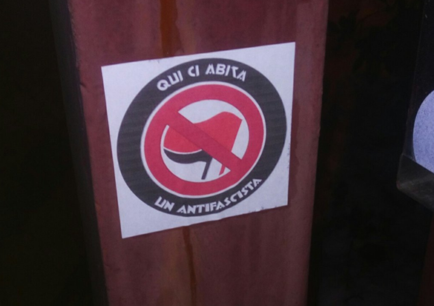 &nbsp;Un adesivo lasciato sulla porta di un attivista antifascista