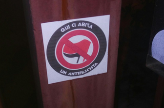 &nbsp;Un adesivo lasciato sulla porta di un attivista antifascista
