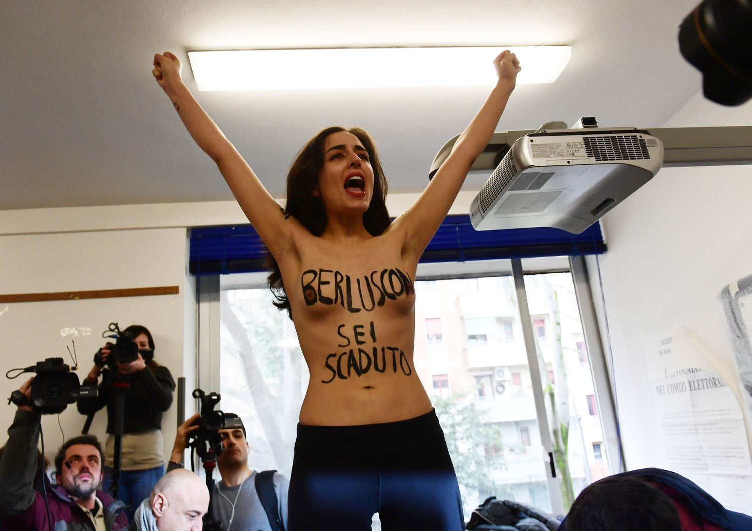 &nbsp;Protesta Femen al seggio in cui ha votato Silvio Berlusconi. Dopo l'arrivo del leader di Forza Italia, una ragazza a seno nudo ha urlato slogan nel seggio di via Scrosati, a Milano, prima di essere portata via da due uomini in borghese.
