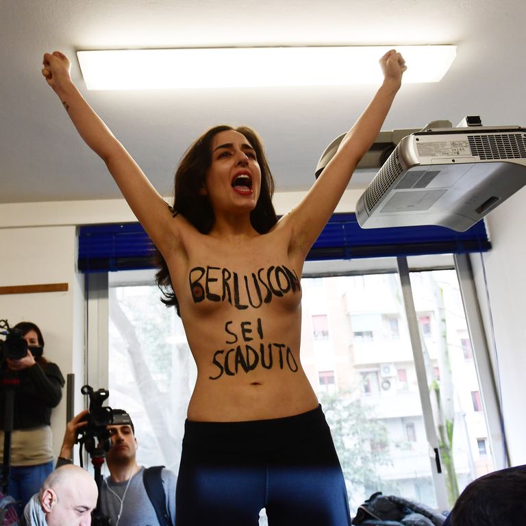 &nbsp; Protesta Femen al seggio in cui ha votato Silvio Berlusconi. Dopo l'arrivo del leader di Forza Italia, una ragazza a seno nudo ha urlato slogan nel seggio di via Scrosati, a Milano, prima di essere portata via da due uomini in borghese.