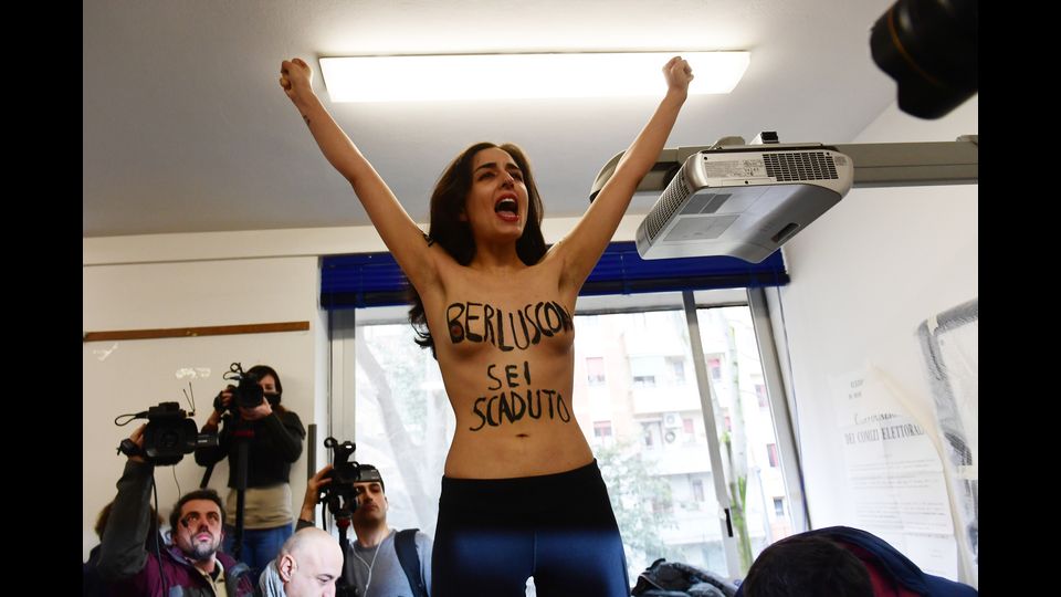 &nbsp; Protesta Femen al seggio in cui ha votato Silvio Berlusconi. Dopo l'arrivo del leader di Forza Italia, una ragazza a seno nudo ha urlato slogan nel seggio di via Scrosati, a Milano, prima di essere portata via da due uomini in borghese.