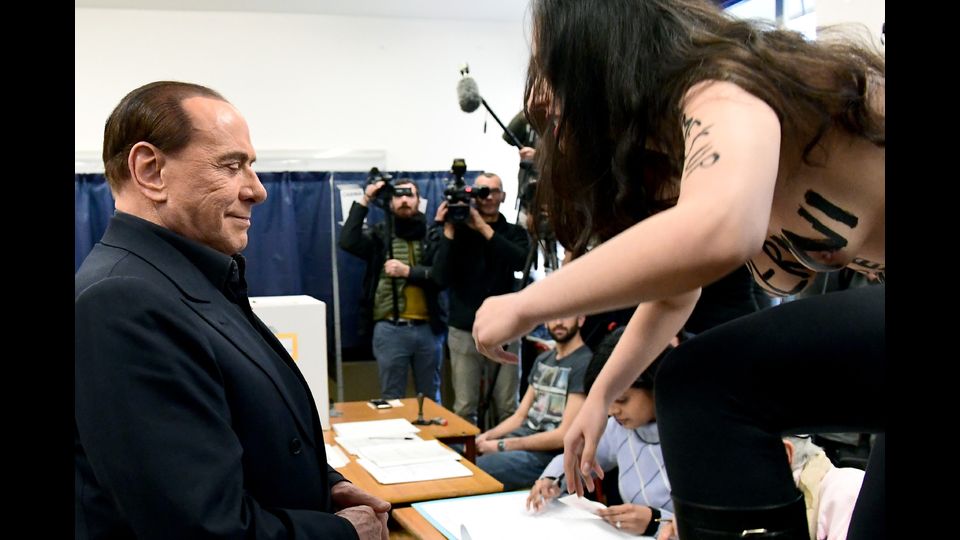 &nbsp;Gia' nel 2013 Berlusconi era stato contestato con le stesse modalita' da tre attiviste delle Femen nel seggio di Via Scrosati.