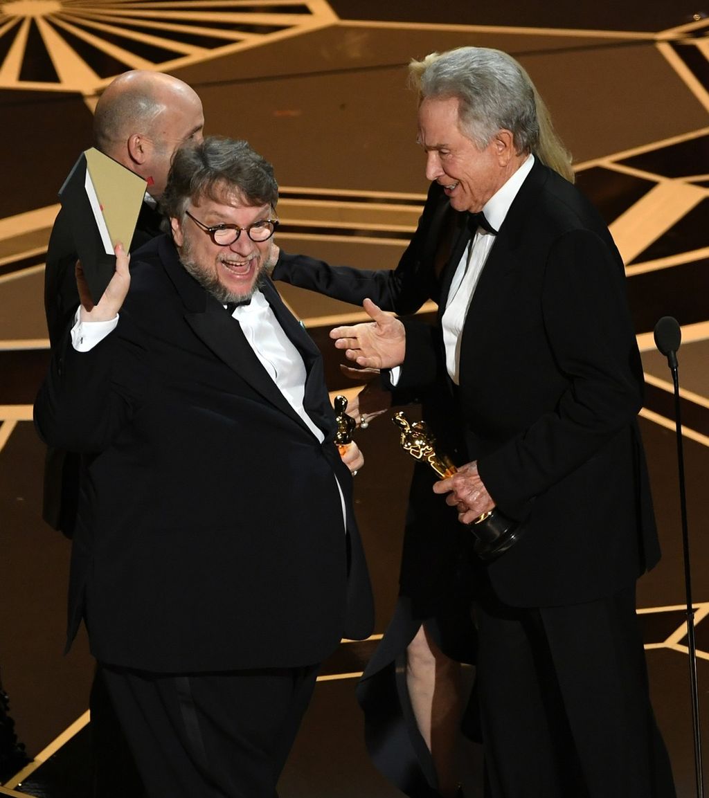 Guillermo Del Toro riceve l'Oscar per il miglior film
