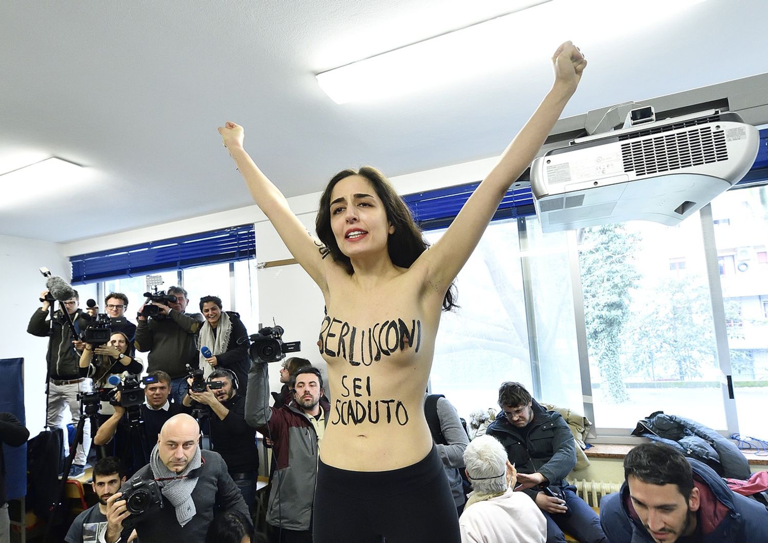 &nbsp;Una Femen protesta nel seggio di Silvio Berlusconi durante le elezioni del 4 marzo 2018
