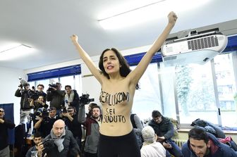 &nbsp;Una Femen protesta nel seggio di Silvio Berlusconi durante le elezioni del 4 marzo 2018