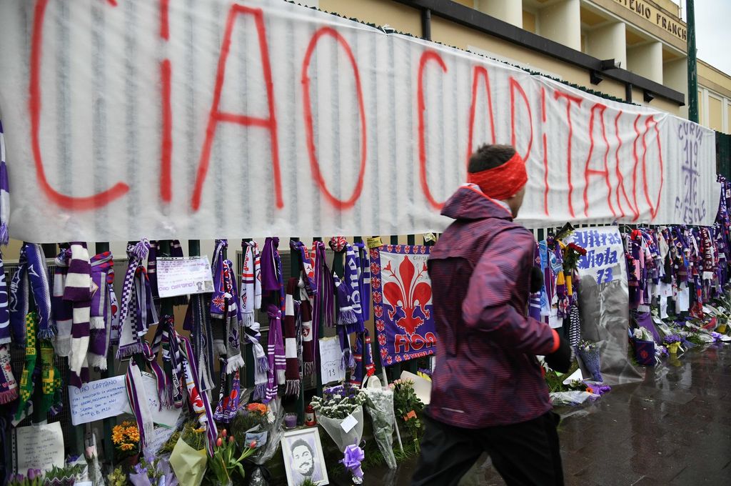 &nbsp;Sciarpe, fiori e messaggi in memoria di Davide Astori