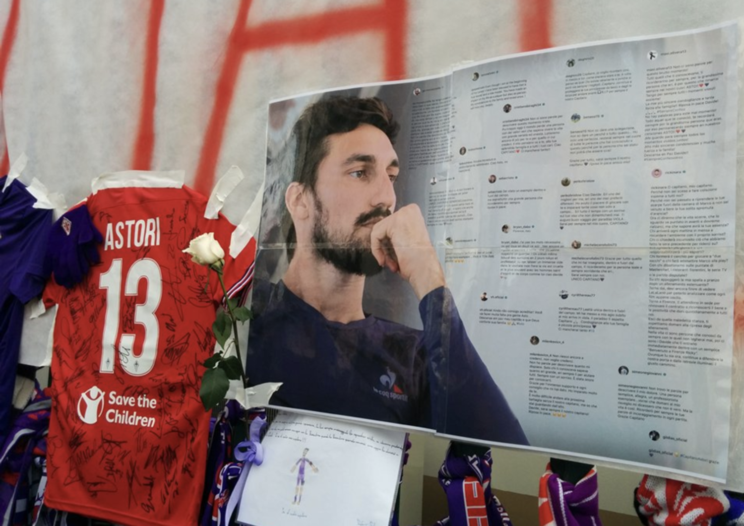 &nbsp;La foto di Davide Astori appesa dai giocatori della Fiorentina sulla cancellata dello stadio Artemio Franchi