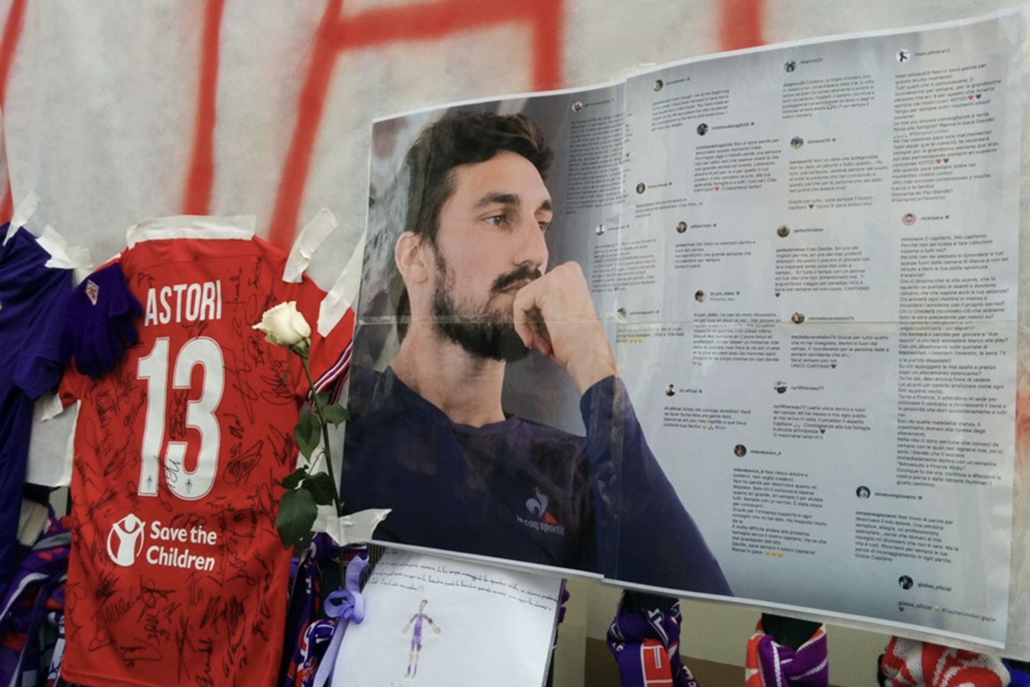 &nbsp;La foto di Davide Astori appesa dai giocatori della Fiorentina sulla cancellata dello stadio Artemio Franchi