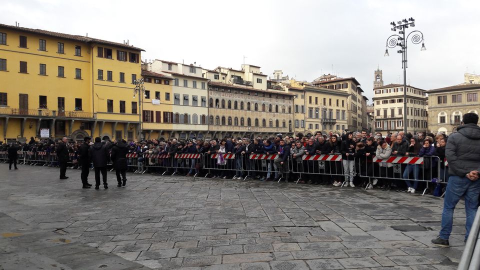 Tutta Firenze a Santa Croce per i funerali del capitano viola.