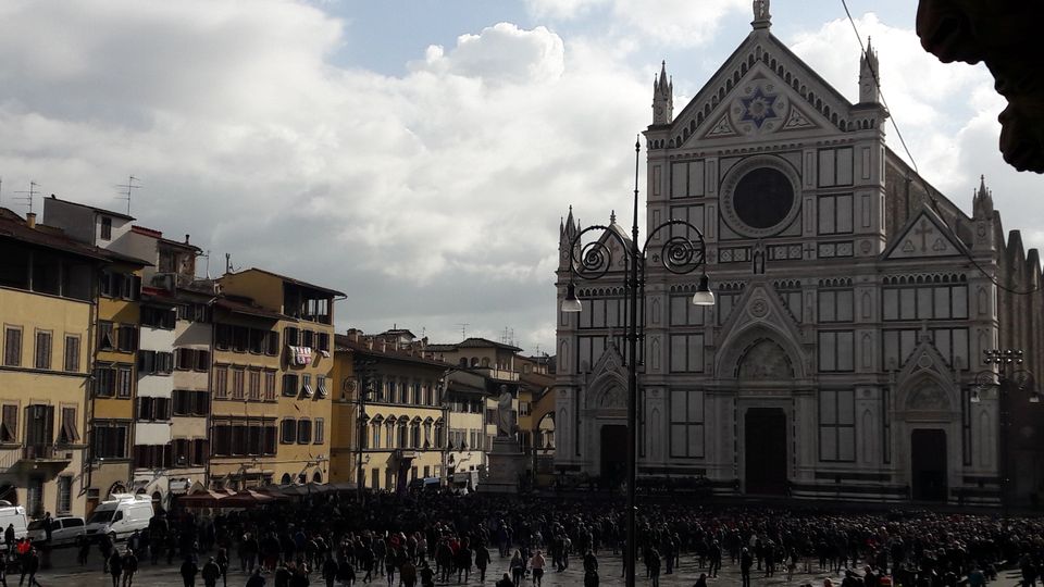 Tutta Firenze a Santa Croce per i funerali del capitano viola.