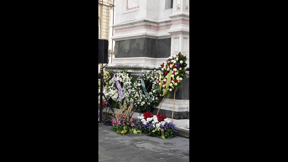 Tutta Firenze a Santa Croce per i funerali del capitano viola.