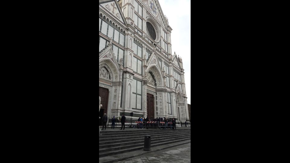 Tutta Firenze a Santa Croce per i funerali del capitano viola.