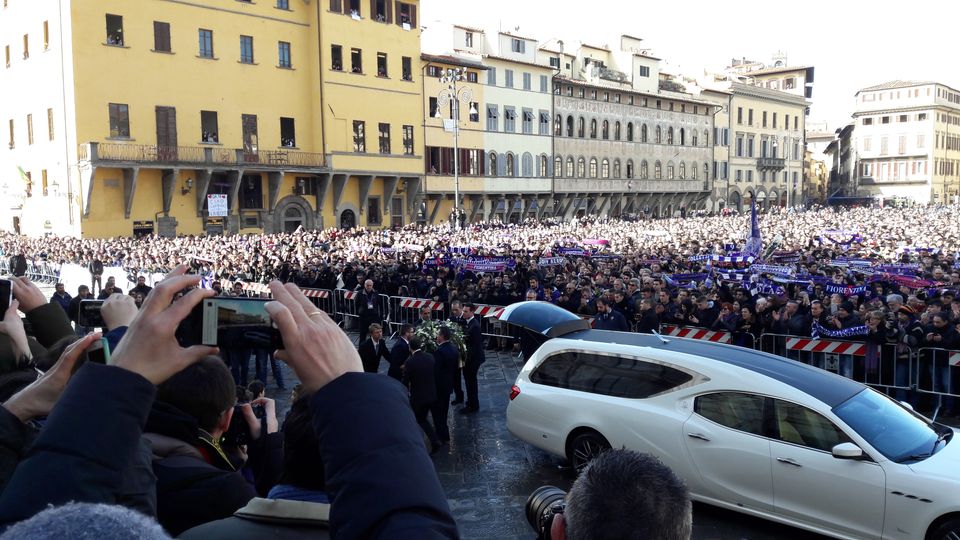 Tutta Firenze a Santa Croce per i funerali del capitano viola.