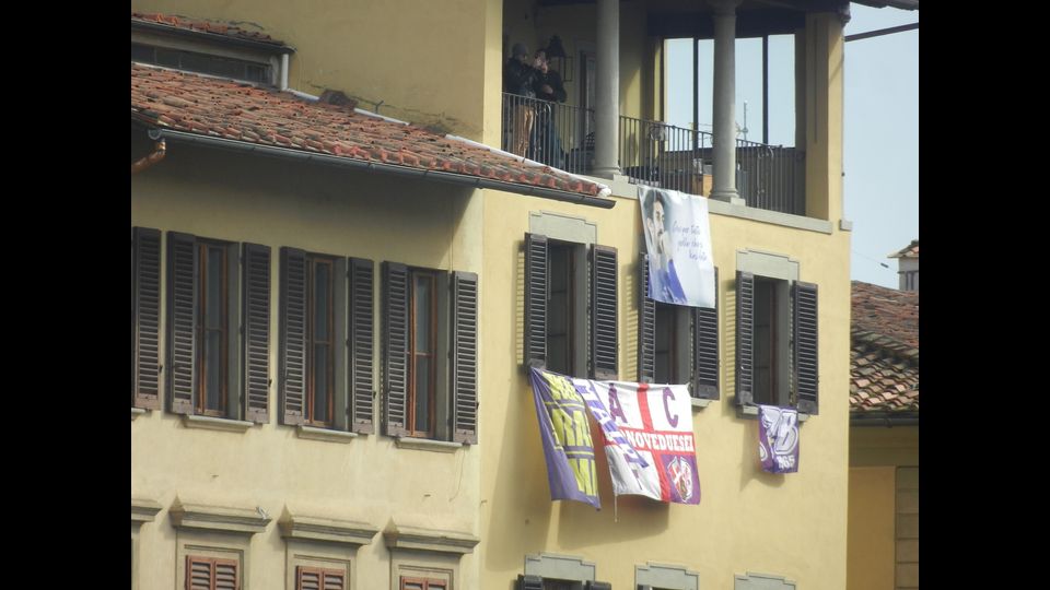 Tutta Firenze a Santa Croce per i funerali del capitano viola.