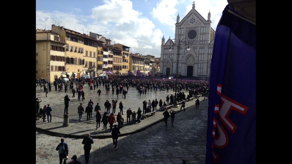 Tutta Firenze a Santa Croce per i funerali del capitano viola.