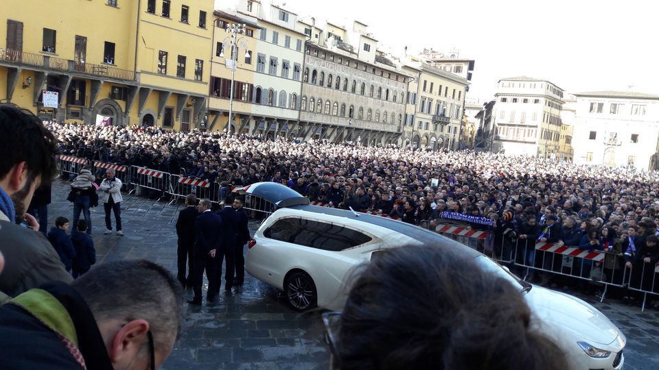 Tutta Firenze a Santa Croce per i funerali del capitano viola.