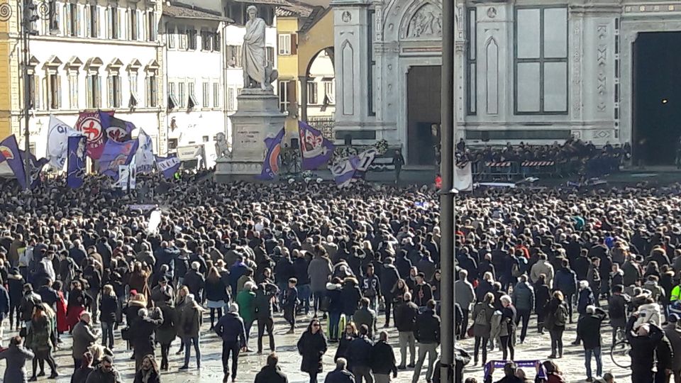 Tutta Firenze a Santa Croce per i funerali del capitano viola.