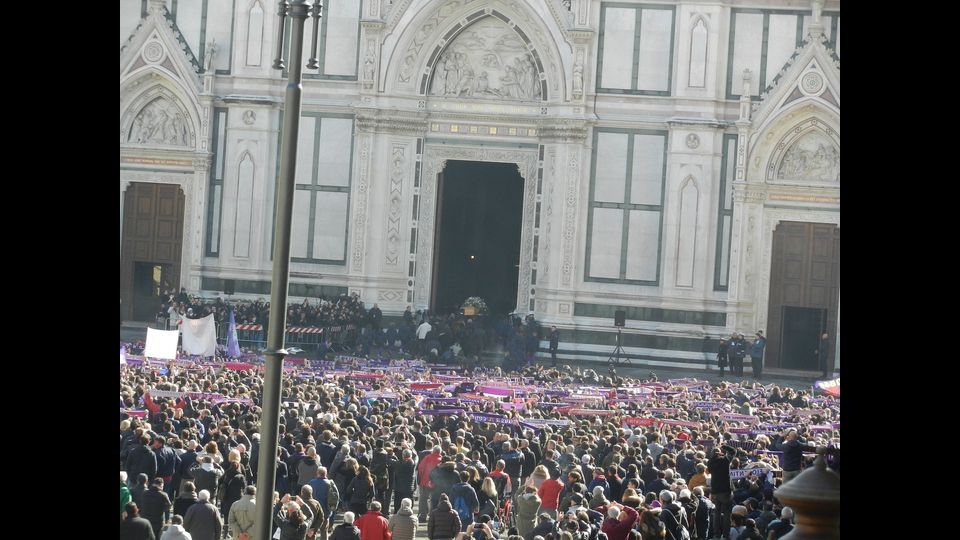 Tutta Firenze a Santa Croce per i funerali del capitano viola.