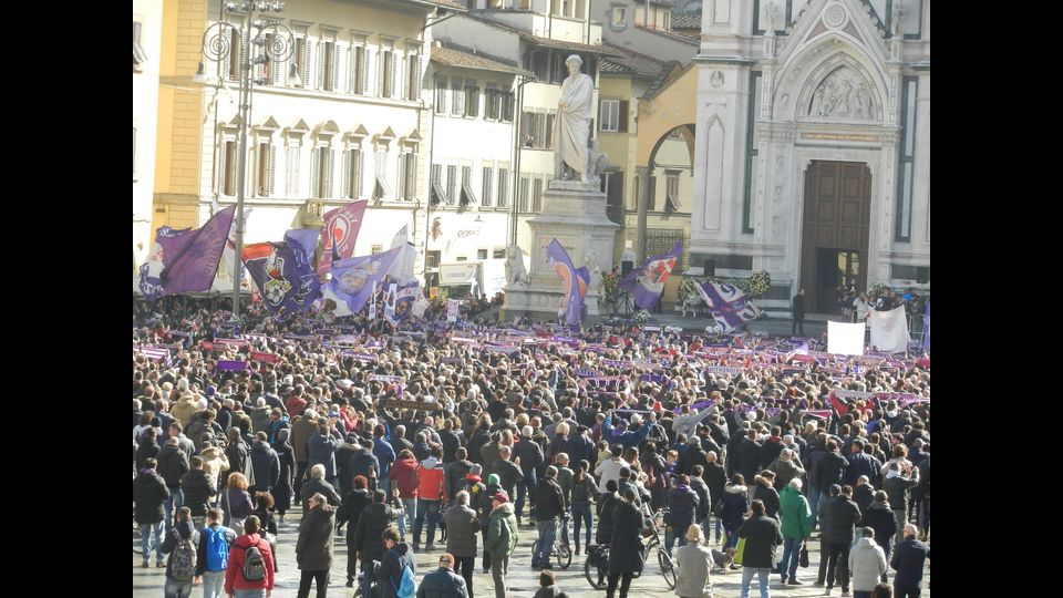 Tutta Firenze a Santa Croce per i funerali del capitano viola.