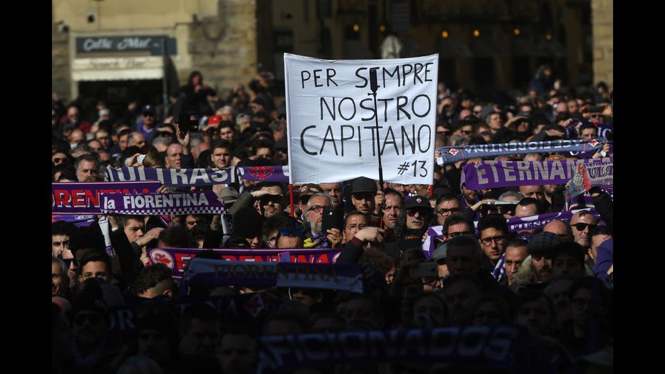 Tutta Firenze a Santa Croce per i funerali del capitano viola.