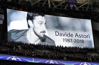 Tutta Firenze a Santa Croce per i funerali del capitano viola.