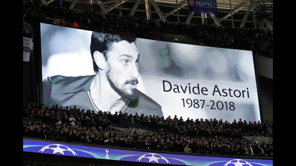 Tutta Firenze a Santa Croce per i funerali del capitano viola.