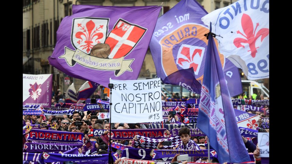 Tutta Firenze a Santa Croce per i funerali del capitano viola.