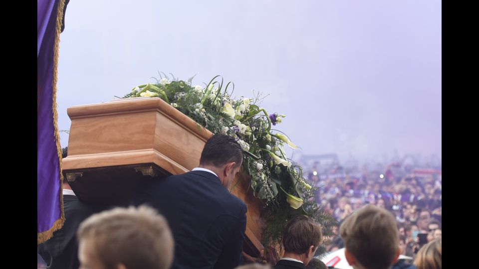 Tutta Firenze a Santa Croce per i funerali del capitano viola.