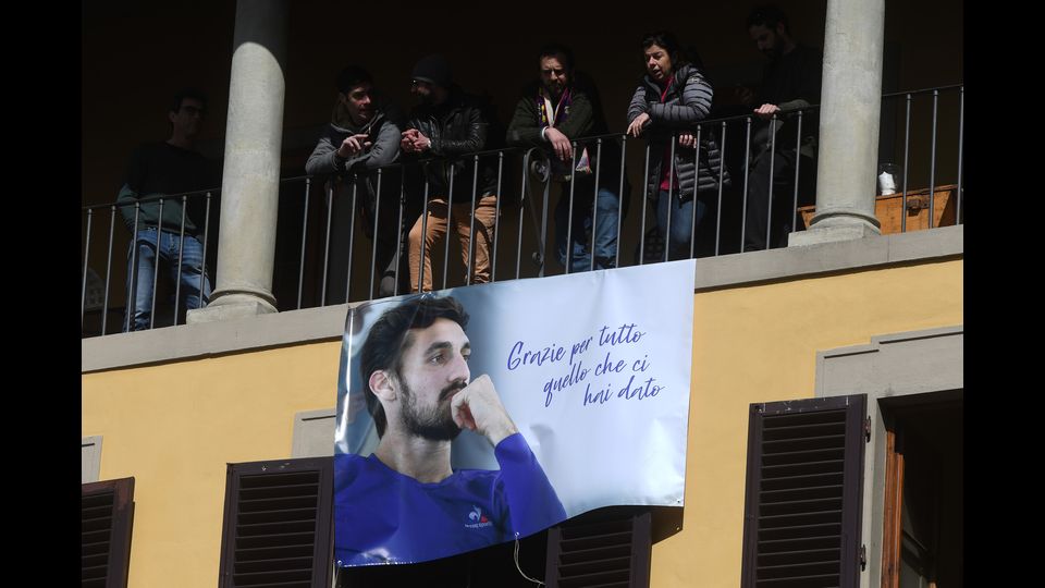 Tutta Firenze a Santa Croce per i funerali del capitano viola.