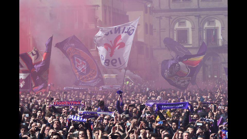 Tutta Firenze a Santa Croce per i funerali del capitano viola.